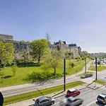 Avec Vue Sur Le Château *