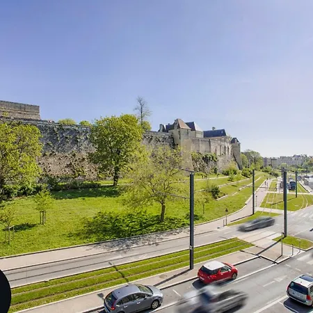 Avec Vue Sur Le Chateau *