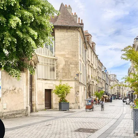 Avec Vue Sur Le Chateau