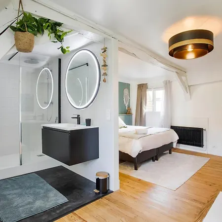 Avec Vue Sur Le Chateau *