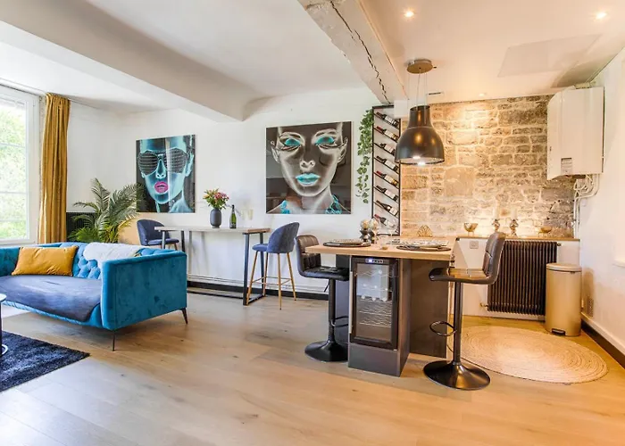 Avec Vue Sur Le Château Caen