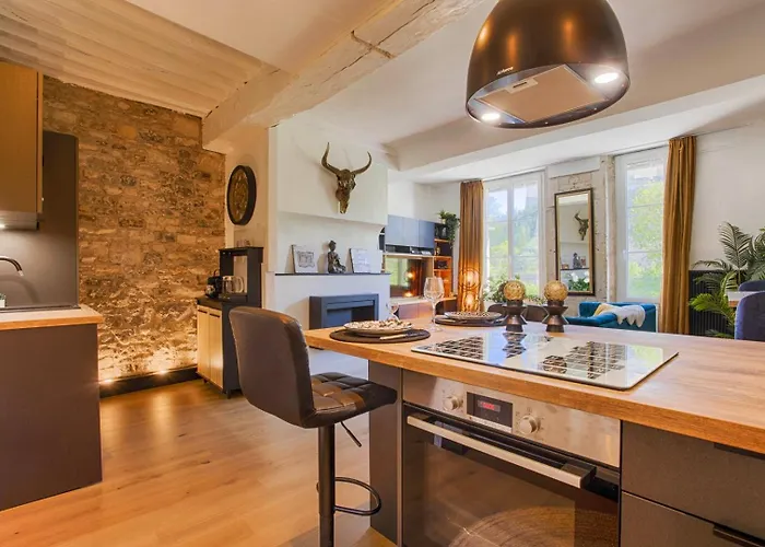 Avec Vue Sur Le Chateau كان