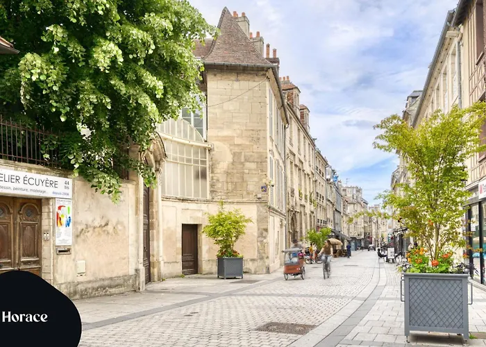 Avec Vue Sur Le Chateau