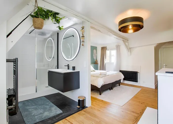 Avec Vue Sur Le Chateau *